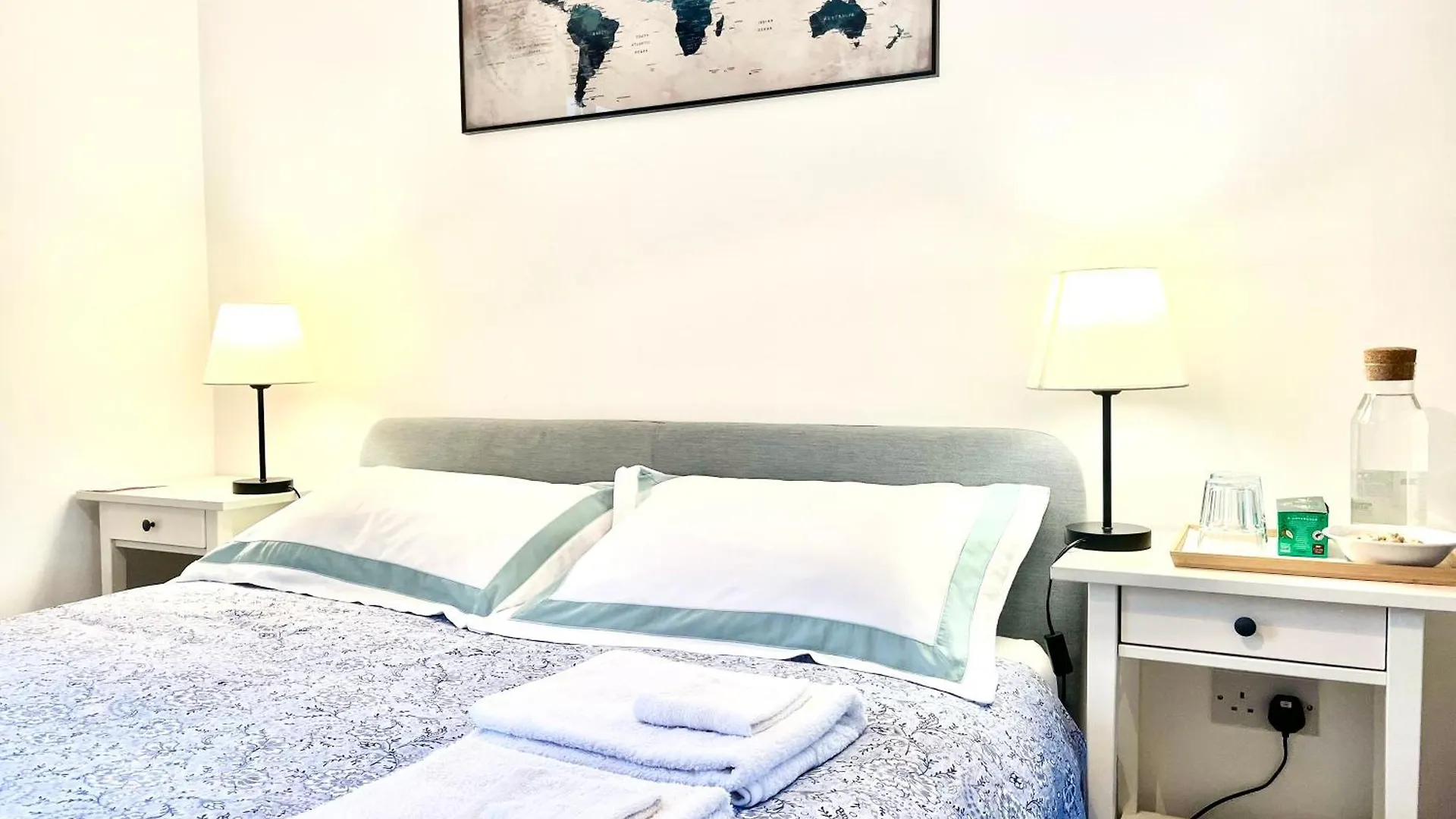 The Room King Size Bed And Private Bathroom Dublino 0*,